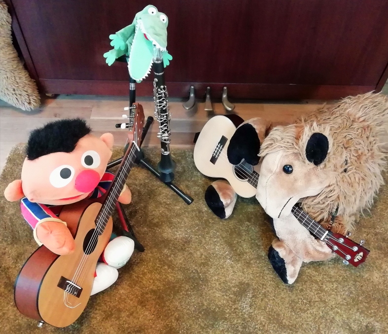 Stofftiergruppe mit Instrumenten