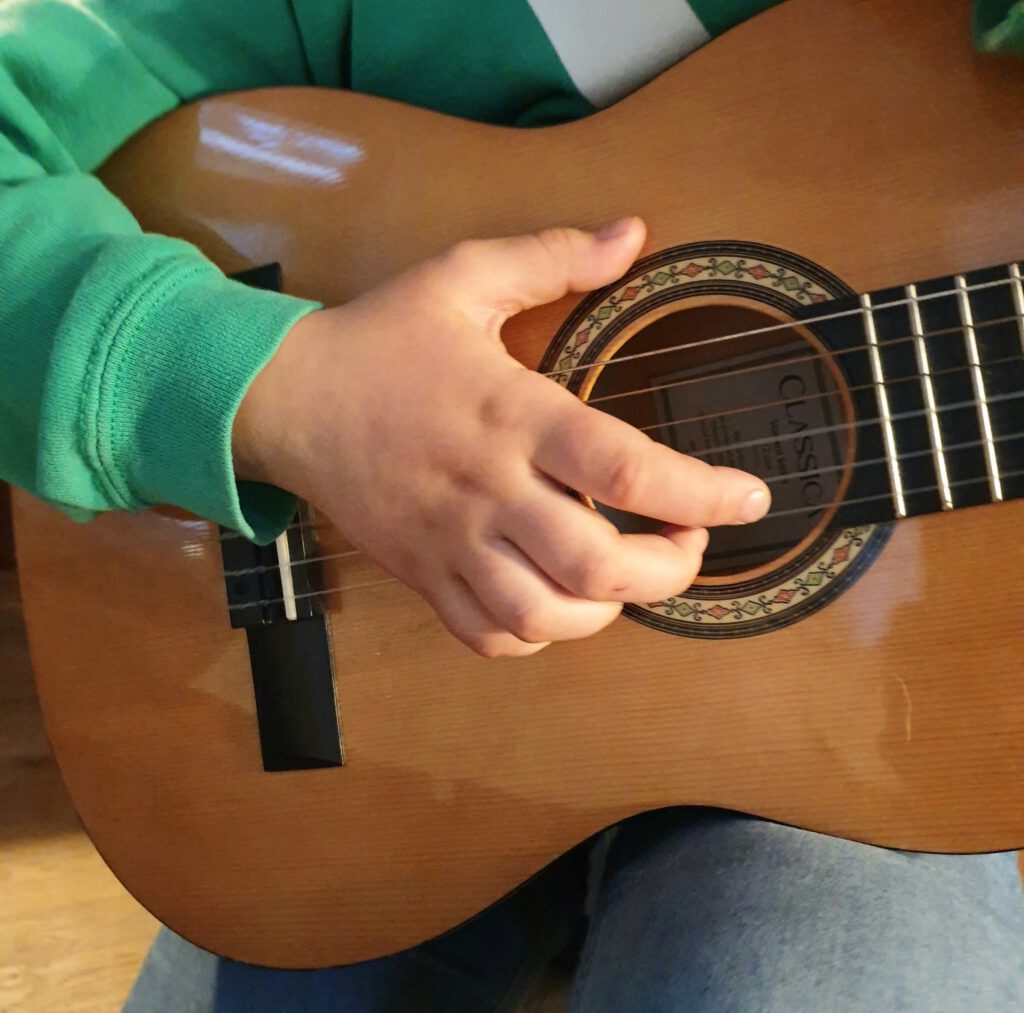 Kinderhand Gitarre