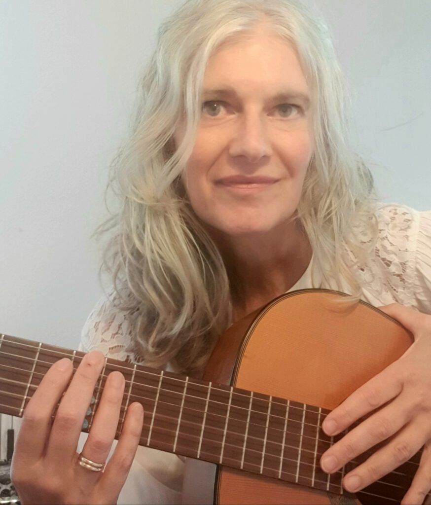 Julie Hunger mit Gitarre